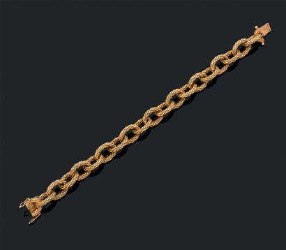 null 黄金手镯 18K750千分之一，链节与仿绳索交错。
金匠的标志。J P.
长度。20,2厘米。
重量：64.7克。