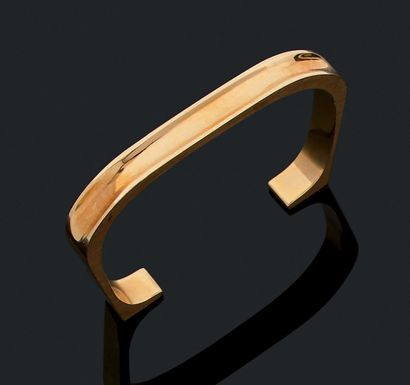PIERRE CARDIN BRACELET 18k gold 750 thousandth, rigid, open, curved form.
Signed.
C....