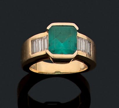 null 戒指18K金750千分之一，装饰有绿宝石和长方形钻石。
总重量。10,4 g.
尺寸绿宝石。约9 x 4毫米。
手指的周长。50。
对翡翠的多种意外。