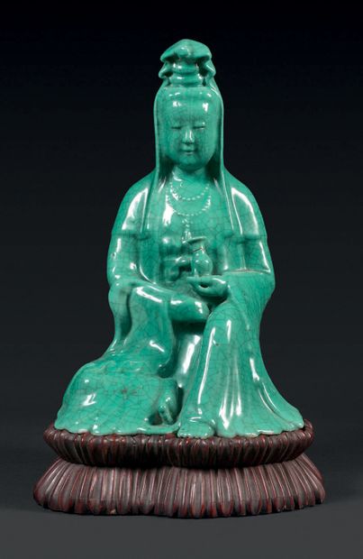 CHINE - Époque de la République MINGUO (1912-1949) Grande Guanyin en porcelaine émaillée...