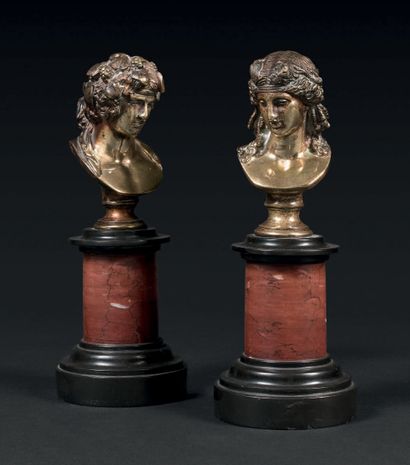 null PAIRE DE BUSTES Bronze doré figurant Flore et Bacchus sur une base cylindrique...