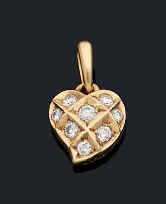 CARTIER 千分之七十五的18K黄金吊坠，呈圆顶心形，饰有八颗小钻石。
有签名和编号的220181。
总重量。1,9 g.
