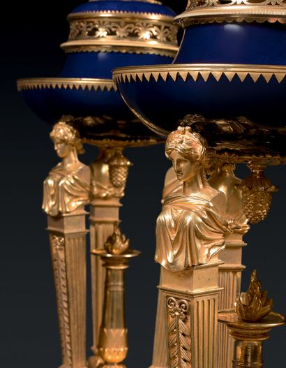 null 
* PAIRE DE BRÛLE-PARFUM EN ATHÉNIENNE Bronze ciselé, doré et porcelaine bleue,...