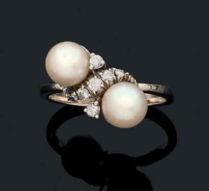null 
戒指18K白金750千分之一，装饰有两颗文化珍珠和七颗小钻石。



59号手指的转动。



总重量。5 g.
