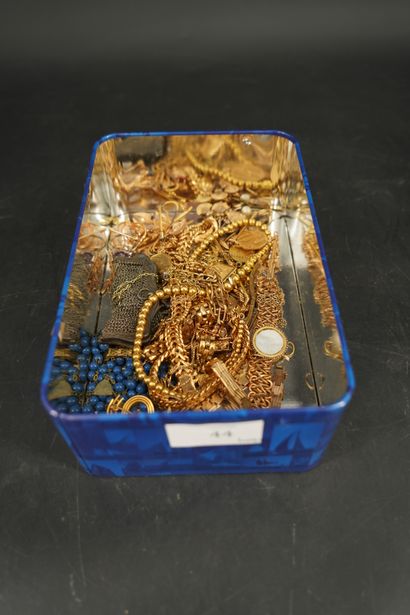 null * Ensemble de bijoux fantaisie : pendentifs, bracelets, colliers. On joint une...
