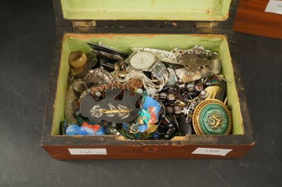 null Réunion de montres bracelets et montres de gousset en métal dans une boîte en...