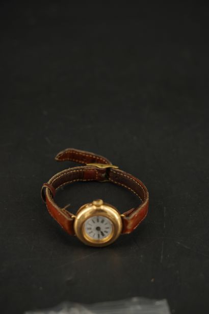 null * Montre bracelet de dame, le boitier en or jaune 18K (750) de forme circulaire,...