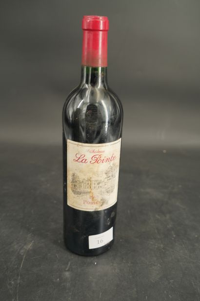 null Une bouteille Château La Pointe Pomerol, 2000. Etiquette endommagée.