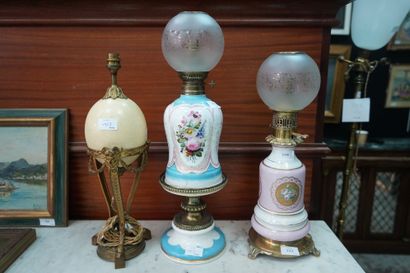 null Deux lampes en porcelaine à décor floral polychrome et laiton, l le globe en...