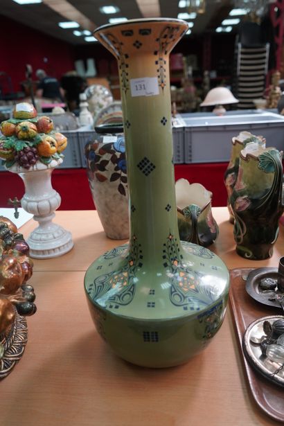 null Dans le goût Arts Craft, important vase en faïence émaillée, le col étiré, à...