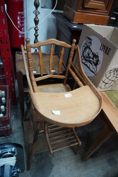 null Ensemble de mobiliers comprenant une chaise pour enfant en bois naturel, un...