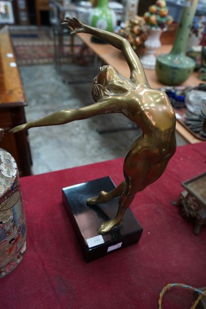 null Femme nue. Sculpture en métal doré. Travail contemporain.