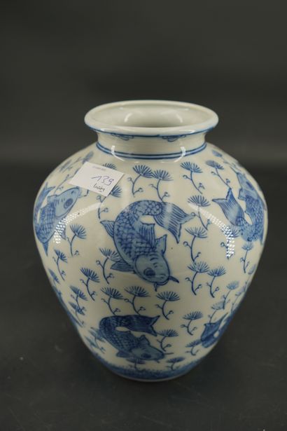 null Vase ovoïde en porcelaine à décor en camaïeu bleu de personnages dans des paysages,...