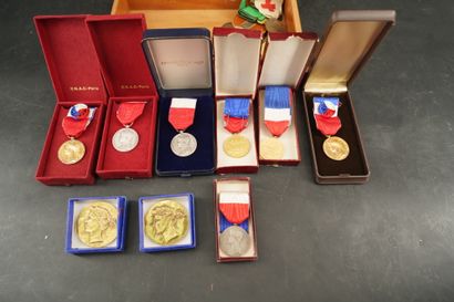 null *Réunion de médailles : souvenirs de la Grande guerre, médailles d'encouragement,...