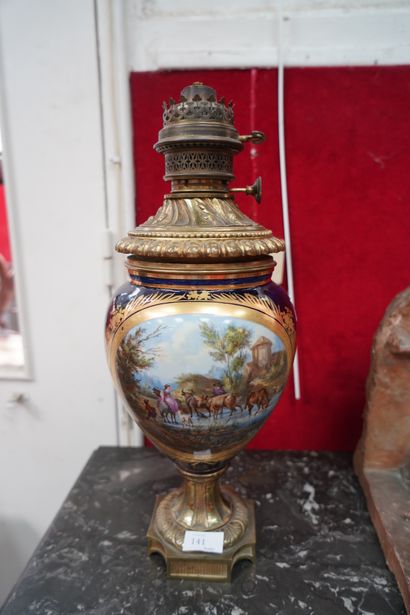 null *Dans le goût de Sèvres, vase de forme balustre en porcelaine, à décor émaillé...
