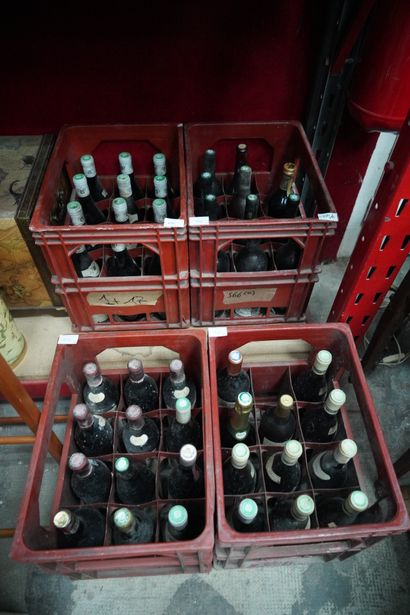 null Réunion de 46 bouteilles de vin, dont Monbazillac, Chinon, Morgon, St Emilion,...