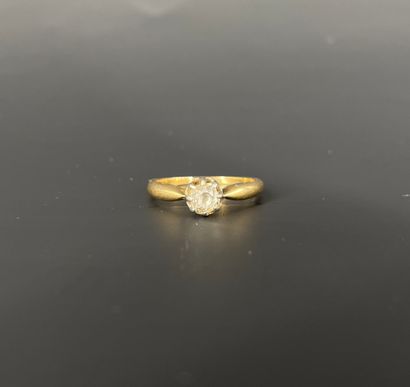 null Bague en or 18K (750 millièmes) griffée d'un petit diamant taille ancienne accidenté....