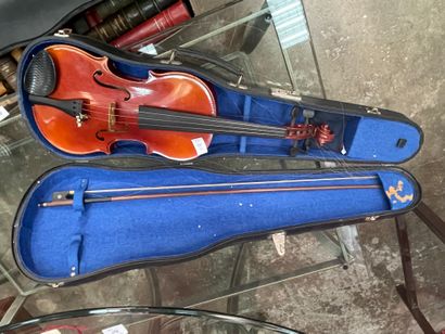 null Deux violons d'étude avec archer dans leur étui : Paul Beuscher et d'après Stradivarius,...