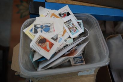 null 
Important lot : Ensemble de boites et de cartons de timbres en vrac découpe...