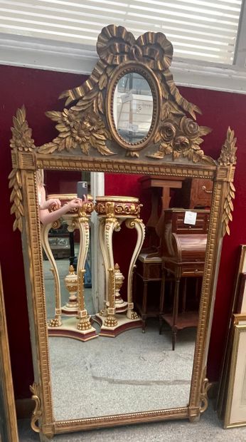 null Important miroir en bois et composition dorée, le fronton à décor de nœuds et...