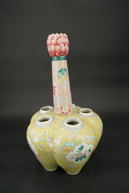 null Vase pique fleurs en porcelaine polychrome à décor d'oiseaux branchés dans des...