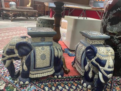 null Paire d'éléphants en céramique émaillée. Afrique du nord, XXe siècle.