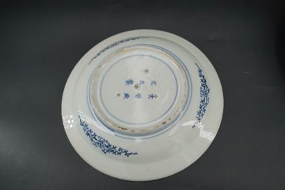 null Deux assiettes en porcelaine, l'une à décor blanc, bleus, l'autre à décor polychrome...