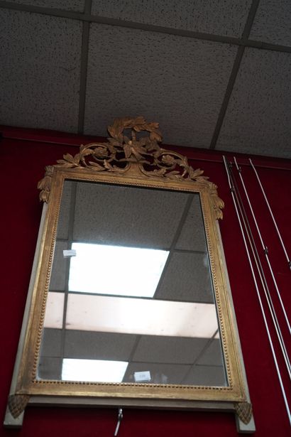 null Miroir de coiffeuse en bois et composition dorée, le fronton ajouré à décor...