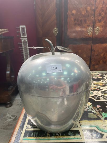 null *Seau à glaçon en métal poli épousant la forme d'une pomme, c. 1970, rayures...
