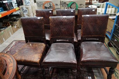 null Suite de 10 chaises en bois vernis mouluré et sculpté, piétement avant en balustre....