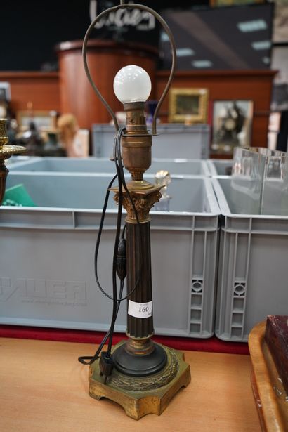 null Une lampe en bronze simulant une colonne corinthienne, sur une base à pans coupés,...