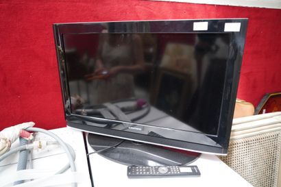 null Téléviseur Samsung DNle et sa table en aluminium à deux plateaux de verre.