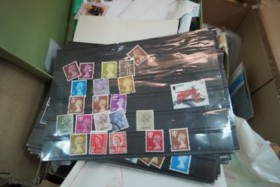 null 
Important lot : Ensemble de boites et de cartons de timbres en vrac découpe...