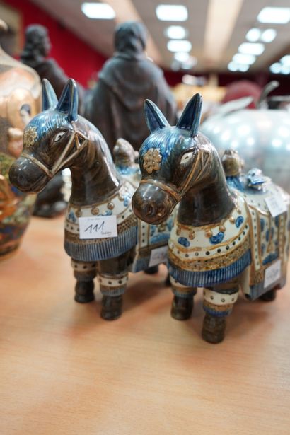null CHINE, paire de chevaux en céramique émaillée polychrome. XXe siècle.