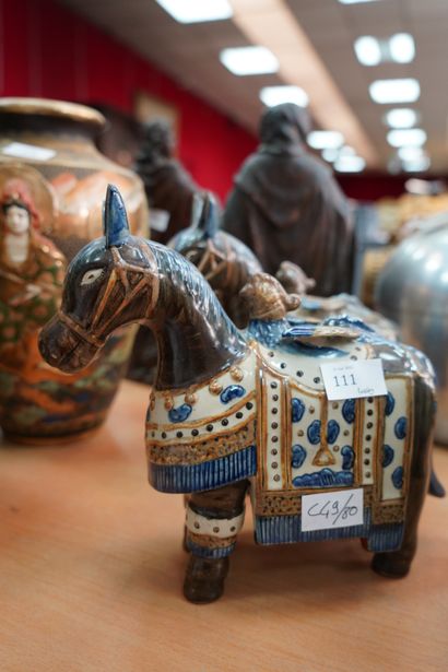 null CHINE, paire de chevaux en céramique émaillée polychrome. XXe siècle.