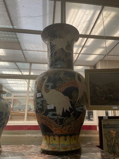 null Important vase balustre en céramique émaillée polychrome à décor d'oiseaux et...