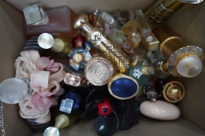 null Ensemble de flacons de parfum et échantillons divers, dont Guerlain, Dior, etc....