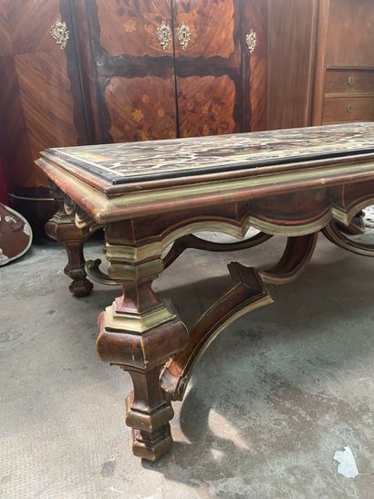 null Table basse en bois sculpté et doré de style Louis XIV, piètement balustre entretoisé...