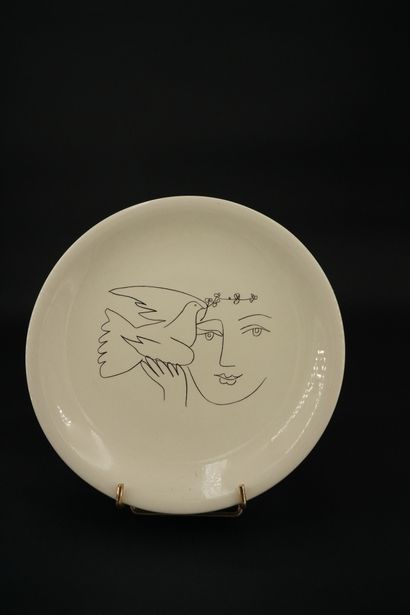 null Pablo Picasso, d'après, assiette circulaire en céramique à décor d'une femme...