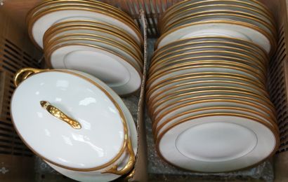 null *Partie de service en porcelaine Limoges Legrand et Cie, à décor de filets dorés,...