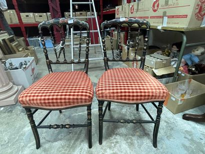 null Deux chaises en bois noirci et doré à décor de roses polychromes.

	Napoléon...