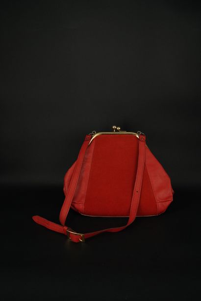 null Réunion de deux pochettes et un sac, en l’état

-	1 pochette rouge et blanche...