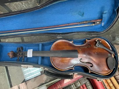 null Deux violons d'étude avec archer dans leur étui : Paul Beuscher et d'après Stradivarius,...