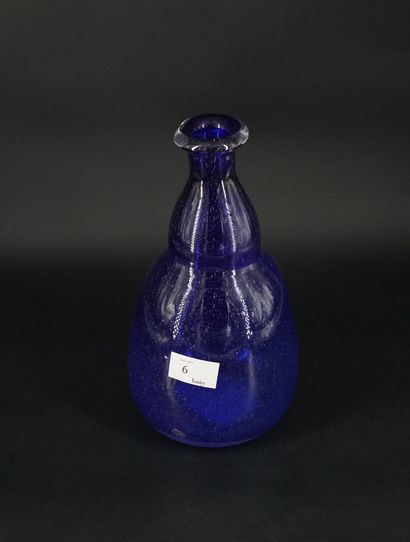 Vase en verre bleu signé 