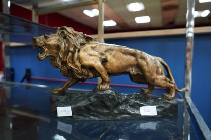 null Jean-Bernard DESCOMPS (1872-1948), lion rugissant, sujet en bronze patiné et...