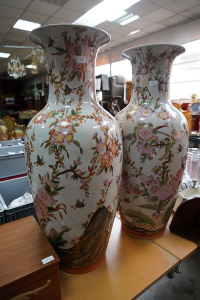 null Paire d'importants vases de forme balustre en céramique émaillée à décor de...