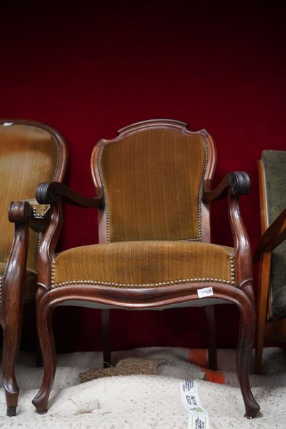null Un fauteuil en bois mouluré de style Louis XV, on joint un fauteuil Voltaire...