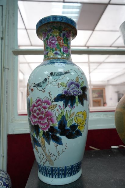 null Grand vase de forme balustre en céramique émaillée polychrome à décor de pivoines...