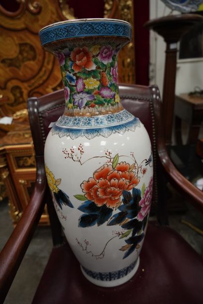 null Grand vase de forme balustre en céramique émaillée polychrome à décor de pivoines...