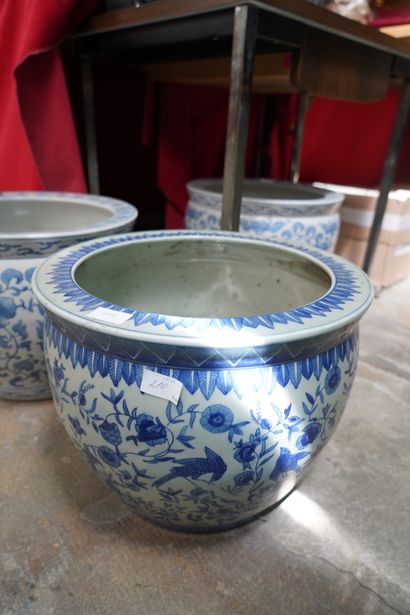 null Trois cache-pots en céramique à décor floral en camaïeu bleu. H. 33 D. 40.